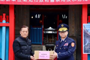 愛不缺席 7旬長者獨居病痛度寒冬 淡水警與鄞山寺親送物資紅包 72 %E4%BA%8C 3 300x200 1