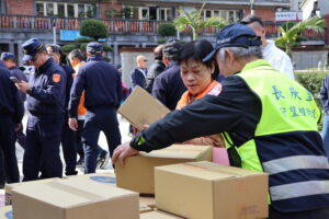 愛不缺席 7旬長者獨居病痛度寒冬 淡水警與鄞山寺親送物資紅包 73 %E4%B8%89 1 300x200 1