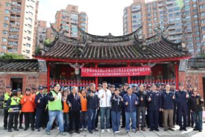 愛不缺席 7旬長者獨居病痛度寒冬 淡水警與鄞山寺親送物資紅包 74 %E5%9B%9B 1 300x200 1