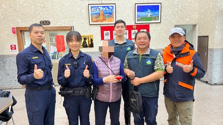 《圖說》劉女士感謝清潔隊員協助找回金飾。〈環保局提供〉