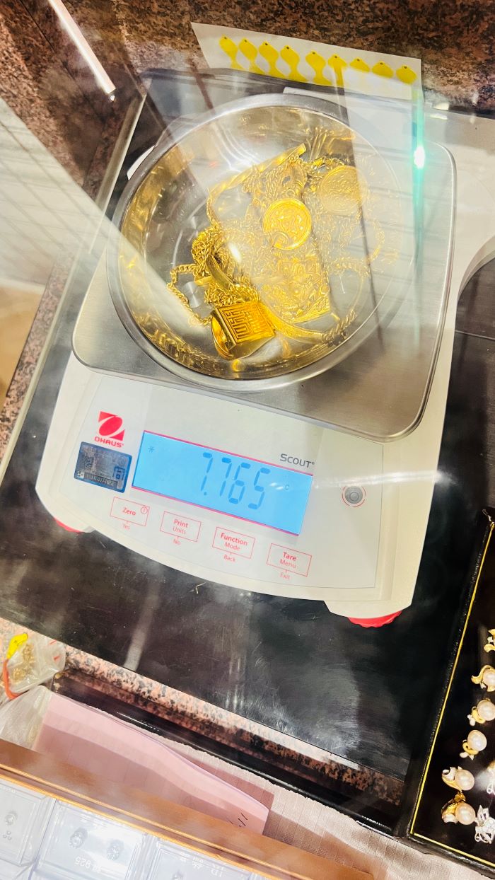 《圖說》金飾經秤重合計7.765兩，換算市值約新臺幣140萬元。〈環保局提供〉