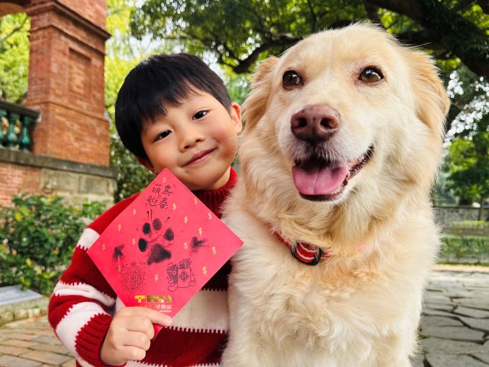 《圖說》獨一無二的寵物「掌印斗方」化身今年最可愛的特色春聯。〈淡古提供〉