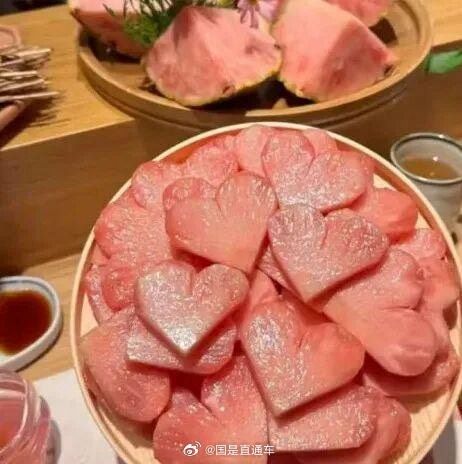 大陸新興社交貨幣 單顆3600元粉菠蘿 你會買嗎? 3 商家宣稱粉菠蘿甜度可達18至22°、帶有「糖果或蜜桃香氣」,但實際銷售端的說法相對保守。圖/取自國是直通車