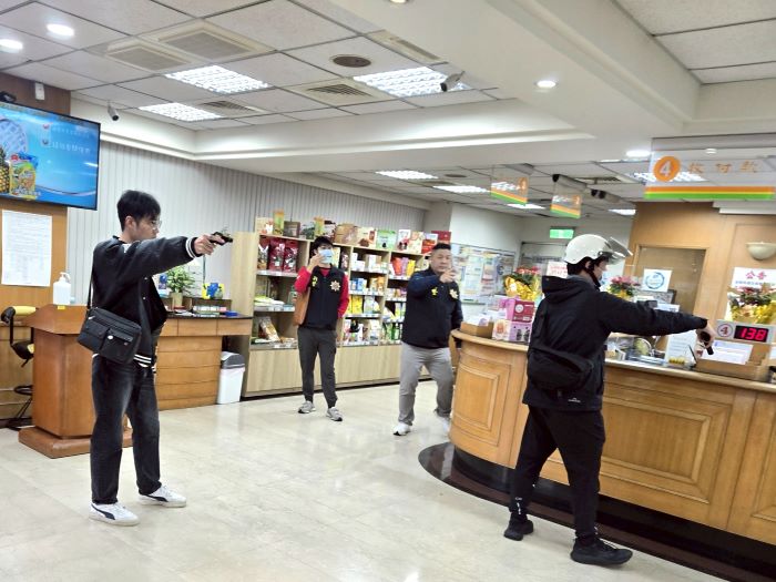 《圖說》板橋區農會搶案演練全程模擬真實情。〈板橋分局提供〉