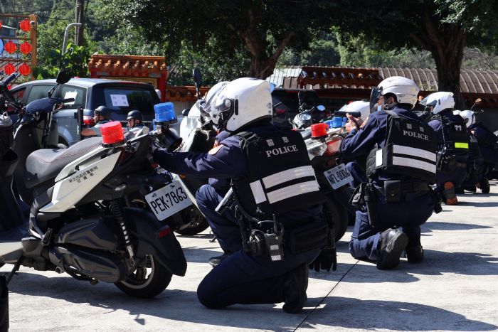 《圖說》警方運用口袋戰術及優勢警力圍捕歹徒。〈新莊分局提供〉
