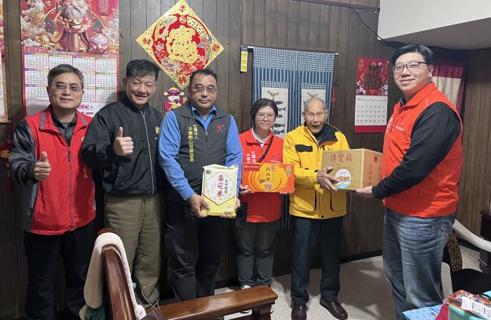 《圖說》黃國倫理事(右一)親手將傳愛箱致贈榮民。〈新北榮服處提供〉