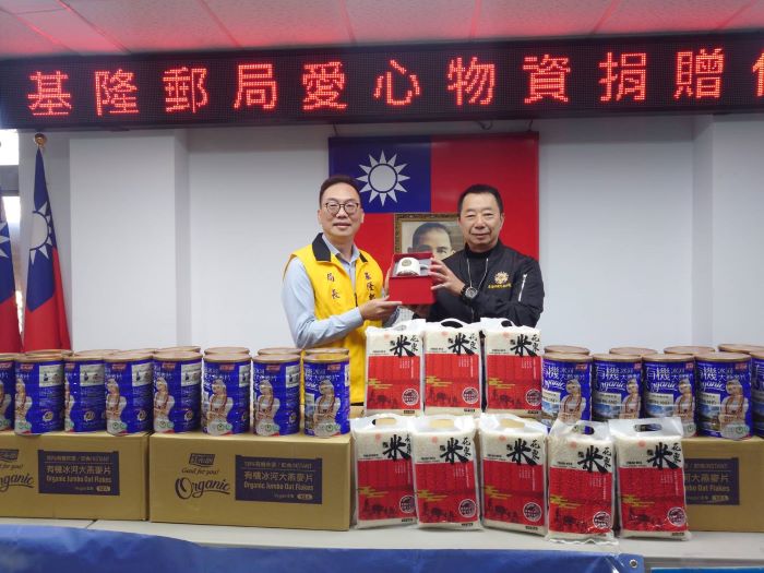 關懷基隆榮民眷 基隆郵局、〈心蘭愛鄉〉贈物資送暖 19 《圖說》基隆榮服處方正處長(右)回贈基隆郵局吳聰明理事長紀念品。〈基隆榮服處提供〉