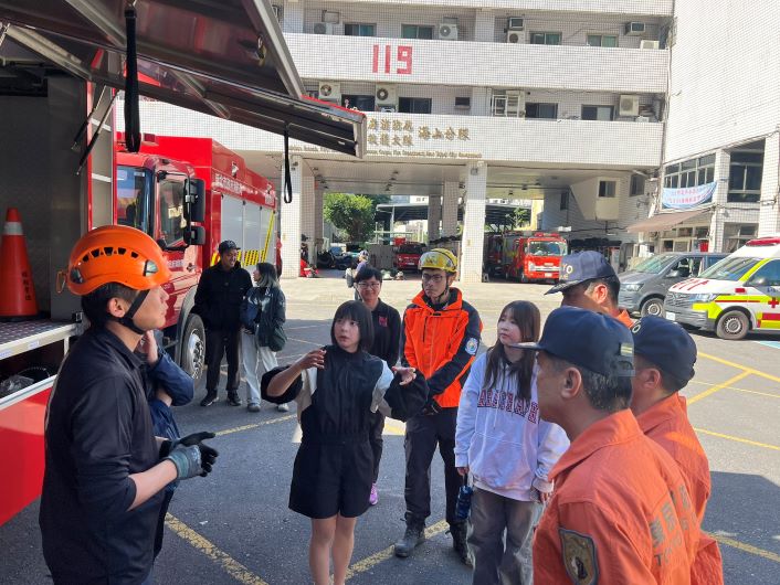 《圖說》日本教官全程專注觀摩。〈第一大隊提供〉