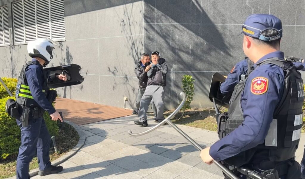 模擬商圈突發歹徒攻擊事件 竹縣警消「隨機攻擊演練」實兵操演情境逼真 4 11502043 1024x602 1