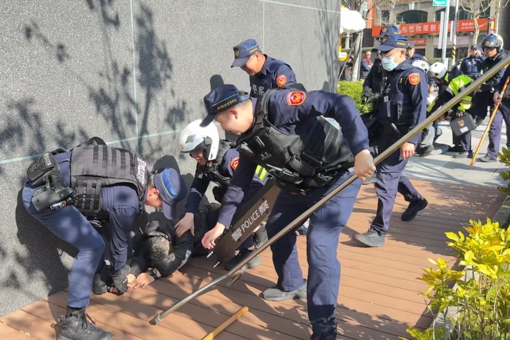 模擬商圈突發歹徒攻擊事件 竹縣警消「隨機攻擊演練」實兵操演情境逼真 5 115020431