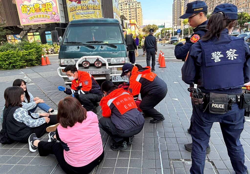 模擬商圈突發歹徒攻擊事件 竹縣警消「隨機攻擊演練」實兵操演情境逼真 6 115020432 1 1024x715 1