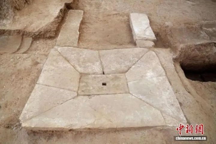  琅琊台遺址山頂房間內的石砌地漏。圖/取自中新網