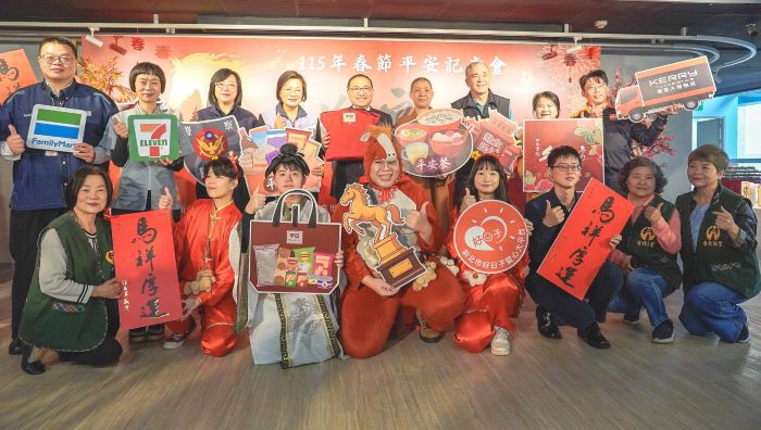 急難需求幸福保衛站 新北春節平安服務啟動 40 《圖說》新北春節平安服務啟動,備妥平安袋、平安箱,並結合100間宮廟寺院提供「平安餐」及四大超商「幸福保衛站」服務,提供有急難需求的民眾過好年。〈社會局提供〉