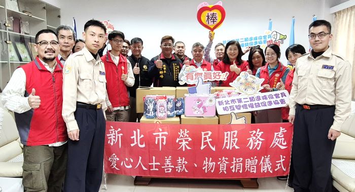 《圖說》林振生處長(前排左五)率榮服處同仁與協會丁理事長(前排左四)合照。〈新北榮服處提供〉