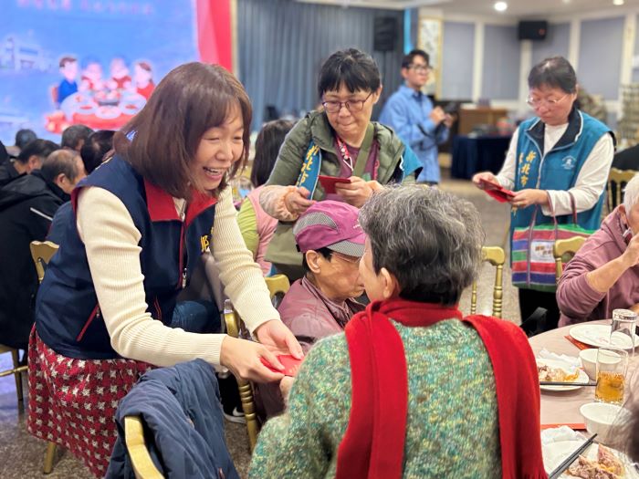 《圖說》鄭淑敏區長逐桌與長輩致意並發放善心人士蔡先生與侯市長馬年紅包。〈林口公所提供〉