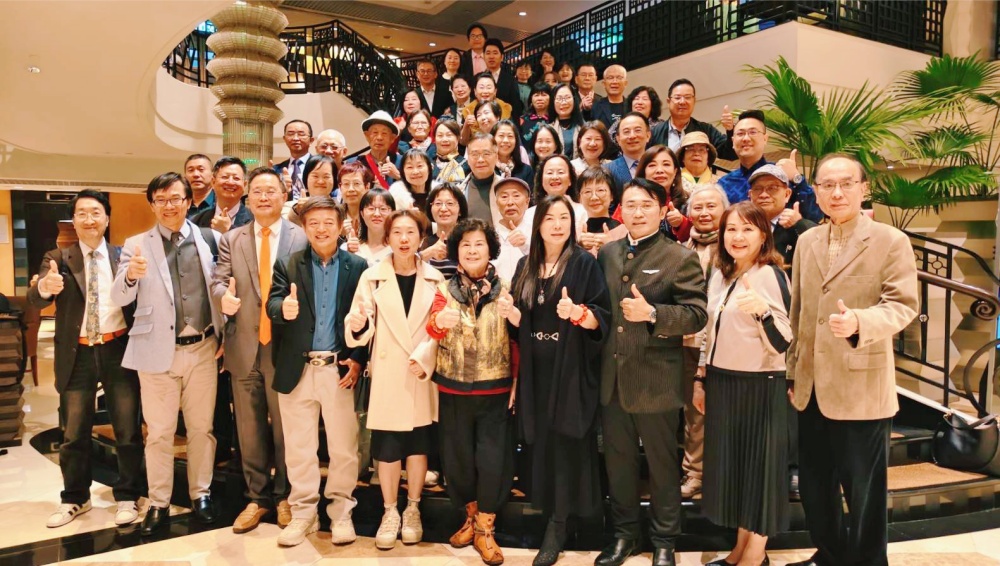 01%E7%BE%8E%E8%82%A1ACMB%E5%85%AC%E5%8F%B8%E5%85%A8%E7%90%83%E5%90%88%E5%A4%A5%E4%BA%BA%E9%BD%8A%E8%81%9A%E9%A6%99%E6%B8%AF%E5%96%9C%E4%BE%86%E7%99%BB%E9%85%92%E5%BA%97%E6%9C%83%E5%A0%B4%E5%A4%A7%E5%90%88%E7%85%A7 1