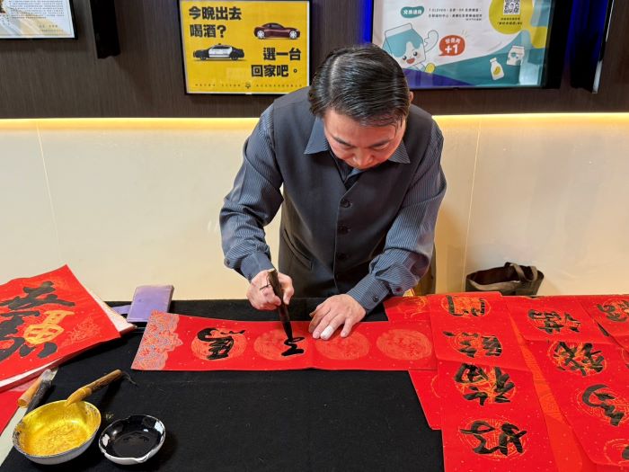 《圖說》書法名家當場揮毫，讓大家將年節的喜氣帶回家。〈警察局提供〉