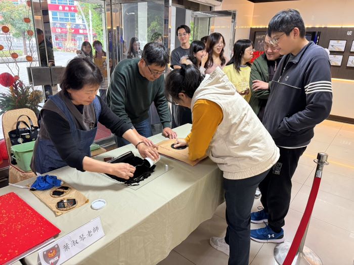 《圖說》民眾踴躍排隊索取，現場氣氛喜氣洋洋、熱鬧非凡。〈警察局提供〉