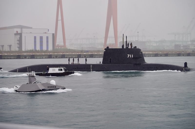 高雄6日天氣陰雨，潛艦國造原型艦海鯤艦於上午9時許出海進行第4次潛航測試。圖/中央社