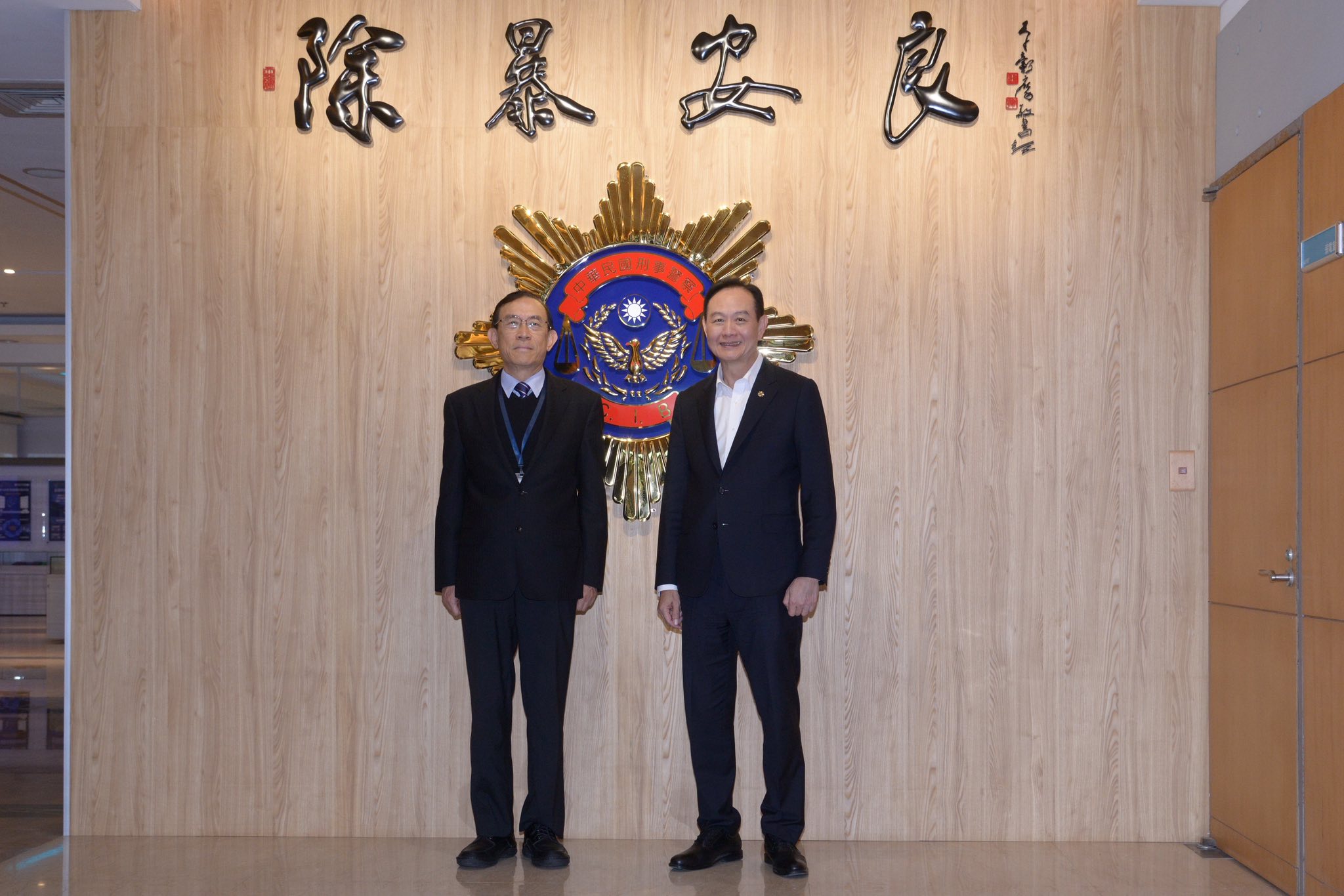 現任檢察總長邢泰釗（左）將於5月任滿卸任，職位很可能由徐錫祥接任，但也存在變數。圖／取自CIB局長室 臉書