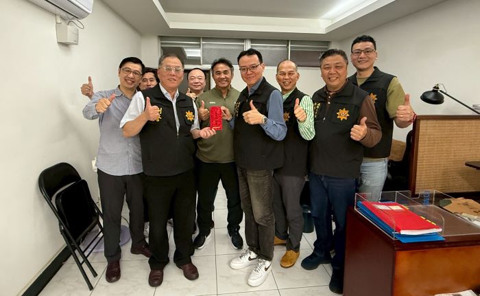 《圖說》中和警歡欣與全壘打王張泰山合影。〈中和分局提供〉