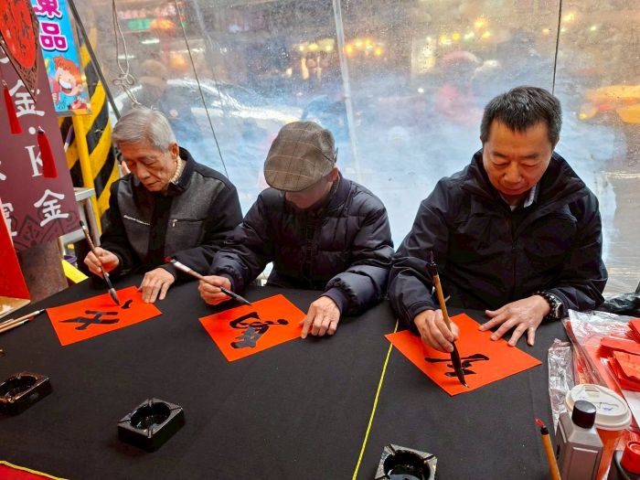 《圖說》基隆榮服處長方正（右）、書法大師張明萊老師（中）及黃由臻將軍（左）現場揮毫開筆。〈基隆榮服處提供〉