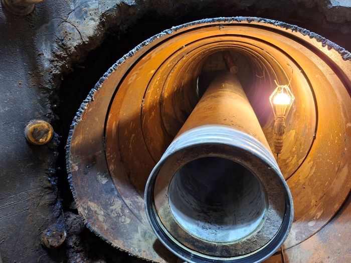 《圖說》建築師與住戶一同將春聯張貼在電梯門口。〈城鄉局提供〉