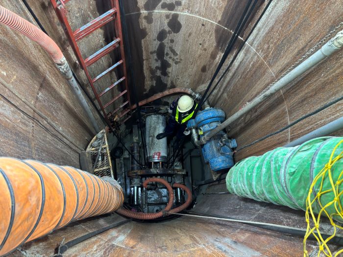 打通8 米窄巷「任督二脈」 土城污水管網 5 處銜接完工近2千戶受惠 5 《圖說》施工人員進行地下管線推進,完善該地區污水管線系統。〈水利局提供〉