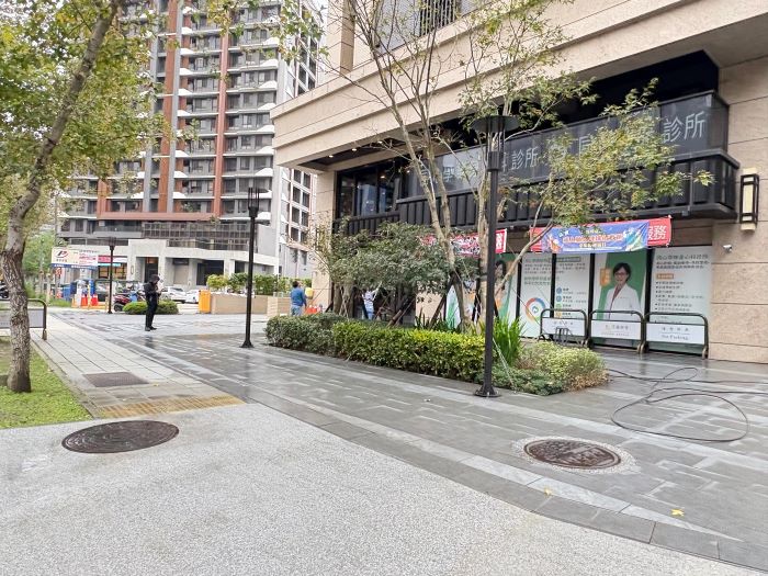 打通8 米窄巷「任督二脈」 土城污水管網 5 處銜接完工近2千戶受惠 6 《圖說》社區大樓的自設陰井與外部公共污水下水道人孔銜接,完成污水接管作業。〈水利局提供〉