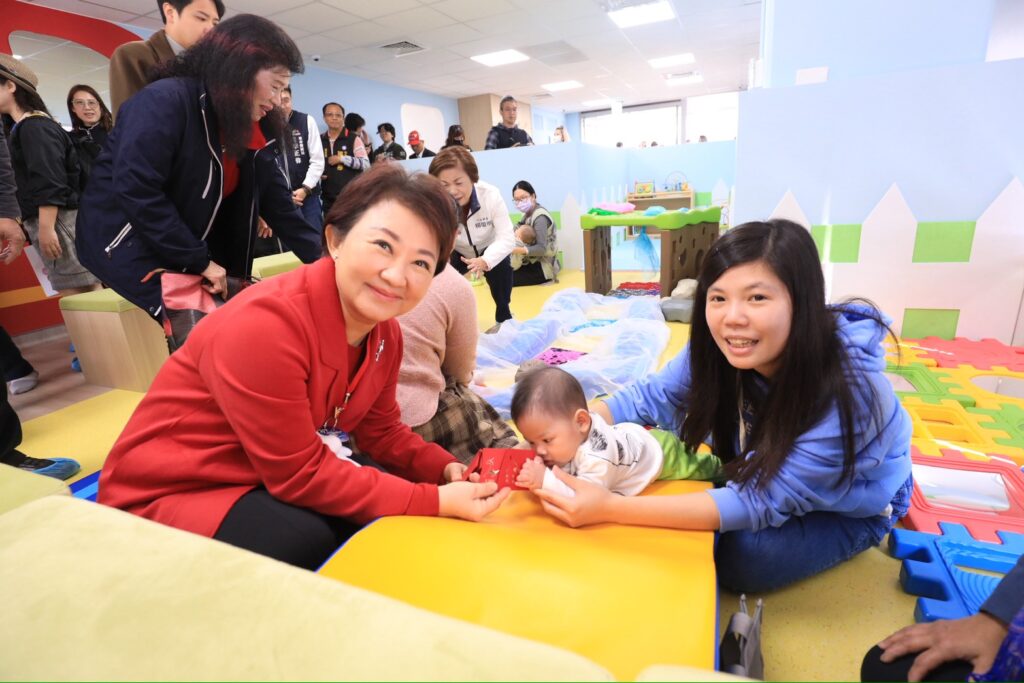 區區親子館再+1 台中市「中區親子館」開幕啟用 34 %E7%9B%A7%E5%B8%82%E9%95%B7%E7%99%BC%E9%80%81%E5%B0%8F%E7%B4%85%E5%A0%B1%E7%B5%A6%E5%A4%A7%E5%B0%8F%E6%9C%8B%E5%8F%8B %E7%A5%9D%E8%B3%80%E5%A4%A7%E5%AE%B6%E6%96%B0%E5%B9%B4%E5%BF%AB%E6%A8%82 1024x683 1