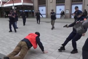 劫匪現蹤北車郵局 鐵警獲報攔截圍捕 6 MEITU 20260211 134003199 300x200 1