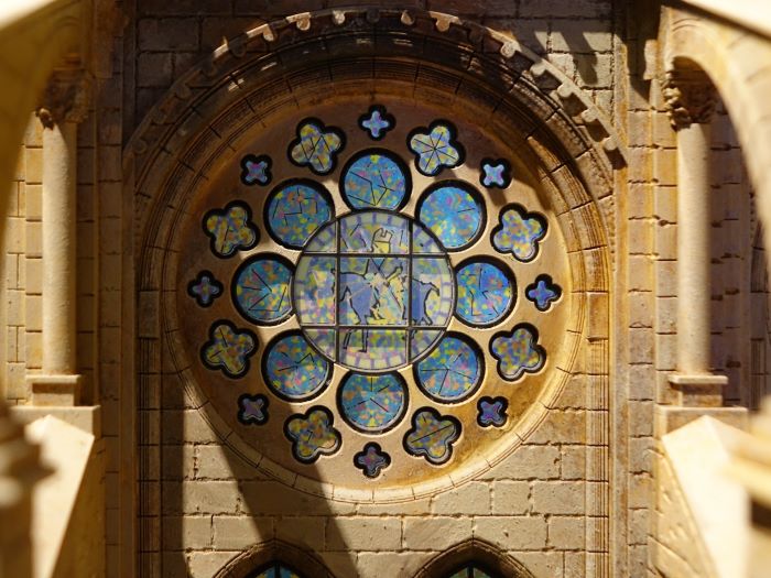 九宮格尋寶開啟全球文化探險 宗博館走春新亮點! 24 《圖說》世界宗教展示大廳建築模型的彩繪玻璃圖騰,仔細尋找騎士騎馬的身影。〈宗博館提供〉