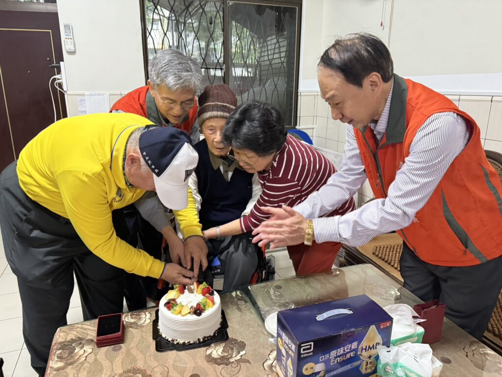 %E5%9C%96%E8%AA%AA3%E8%91%89%E4%BC%AF%E4%BC%AF%E5%8F%8A%E5%AE%B6%E4%BA%BA%E8%88%87%E6%A6%AE%E6%9C%8D%E8%99%95%E7%8E%8B%E8%99%95%E9%95%B7%E9%BD%8A%E5%88%87%E8%9B%8B%E7%B3%95 0 1024x768 1