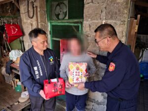 北投竹子湖派出所結合里長新春送暖 關懷老人笑開懷 19 1770862779923 300x225 1