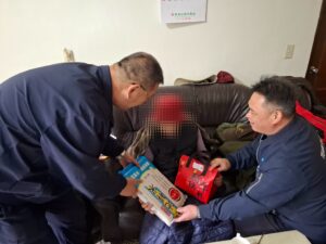 北投竹子湖派出所結合里長新春送暖 關懷老人笑開懷 20 1770862780808 300x225 1