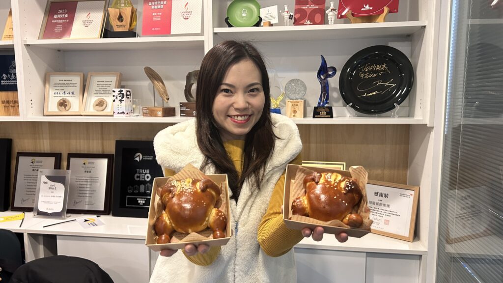 11 %E4%B8%96%E7%95%8C%E5%86%A0%E8%BB%8D%E9%BA%B5%E5%8C%85%E5%B8%AB %E5%90%B3%E5%AF%B6%E6%98%A5%E6%94%9C%E6%89%8B%E6%A6%AE%E7%8D%B2%E7%B1%B3%E5%85%B6%E6%9E%97%E8%82%AF%E5%AE%9A%E7%9A%84%E5%8F%B0%E8%8F%9C%E9%A4%90%E5%BB%B3 %E8%86%B3%E9%A6%A8%E6%B0%91%E9%96%93%E5%89%B5%E4%BD%9C%E6%96%99%E7%90%86%E4%B8%A6%E9%81%B8%E7%94%A8 %E5%8F%B0%E9%85%92%E7%B4%85%E6%A8%99%E6%96%99%E7%90%86%E7%B1%B3%E9%85%92%E4%BD%9C%E7%82%BA%E9%A2%A8%E5%91%B3%E6%A0%B8%E5%BF%83%E5%85%B1%E5%90%8C%E6%8E%A8%E5%87%BA%E6%98%A5%E7%AF%80%E9%99%90%E5%AE%9A%E8%81%AF%E5%90%8D%E9%BA%BB%E6%B2%B9%E9%9B%9E%E9%BA%B5%E5%8C%85 1024x576 1