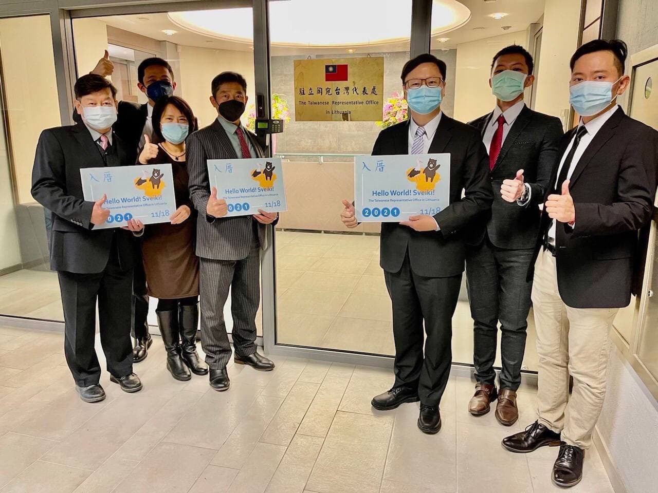 2021年9月駐立陶宛「台灣代表處」剛成立時，外交部相關人員還特別為「入厝」慶祝。圖／取自駐立陶宛台灣代表處 臉書