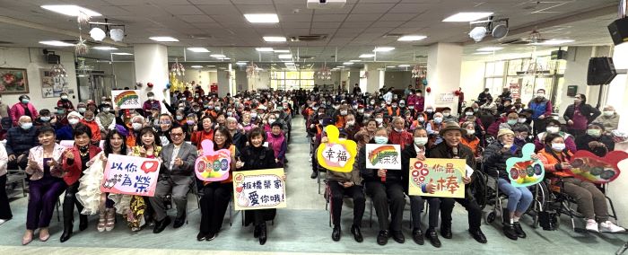 《圖說》蔡衍明愛心基金會蔡紹云董事長(左6)與知名藝人(前排)與榮家長輩合影。〈板橋榮家提供〉