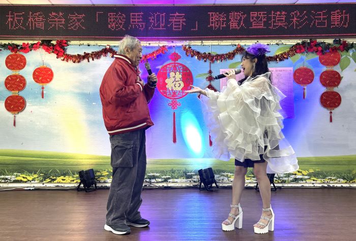 《圖說》蘇霈與陳伯伯合唱「春夏秋冬」。〈板橋榮家提供〉