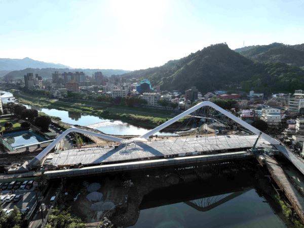 《圖說》新長福橋預計於2月13日開放6公尺寬行人通道供民眾通行。〈水利局提供〉