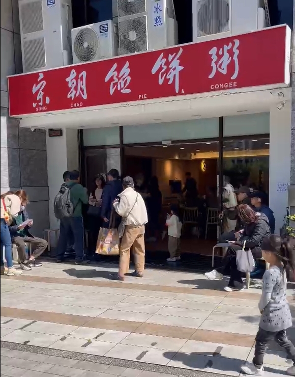 《圖說》「宋朝餡餅粥」，風水佈局確實是一個教科書等級的「借勢納氣」，生意火紅絕非偶然。〈陳怡誠提供〉