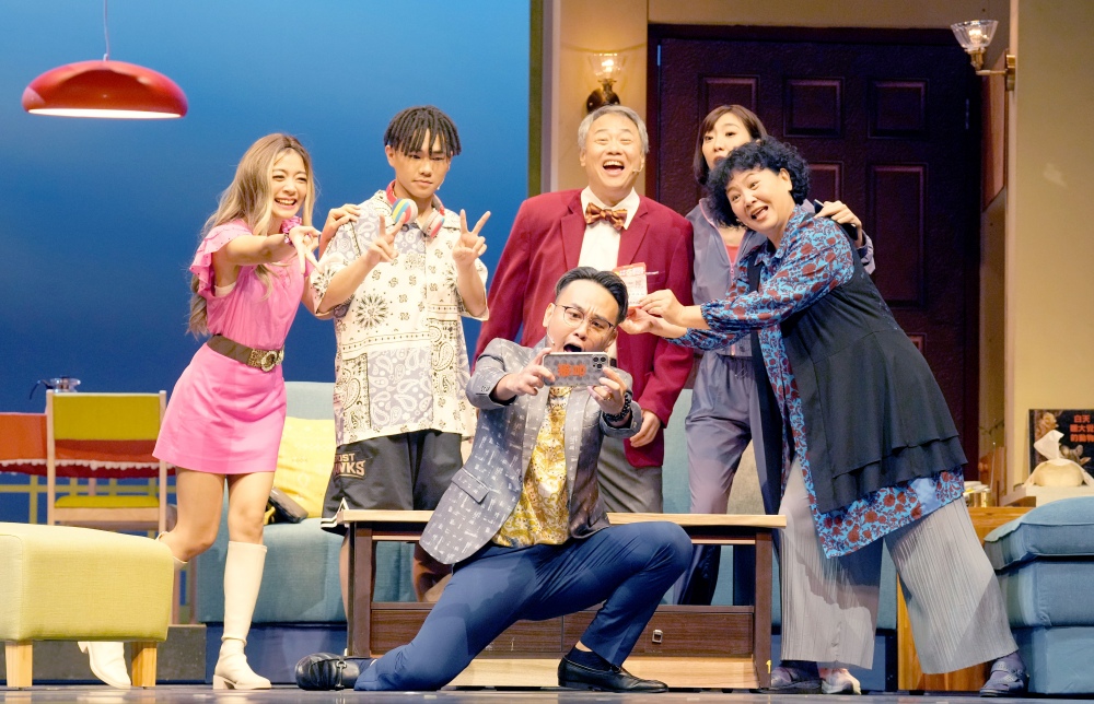 圖：《人間條件八》凡人歌以當代幽默台詞描述寫實家庭日常，融合當今值得省思的養老、三代家庭的苦澀與煩惱。（圖/綠光劇團提供）