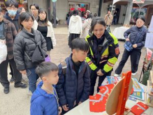 守護紅包大作戰 中一警發送 防詐紅包袋 陪市民平安過好年 8 1770944567942 300x225 1