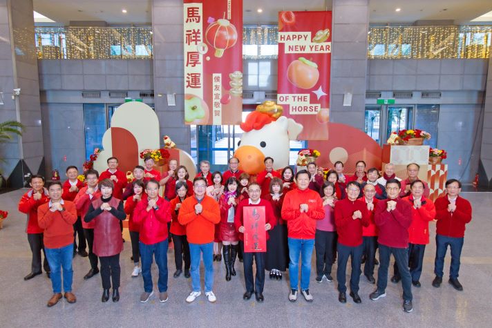 新北市賀歲短片溫馨上線 侯友宜邀市民走春迎馬年 2 《圖說》侯友宜市長率市府團隊齊賀新年,「馬祥厚運」祝福大家馬上好運!〈新北市府提供〉