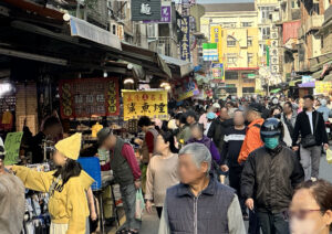 除夕採買潮湧現 瑞芳警便衣埋伏防扒竊 守護民眾安心辦年貨 4 1771214967570 300x212 1