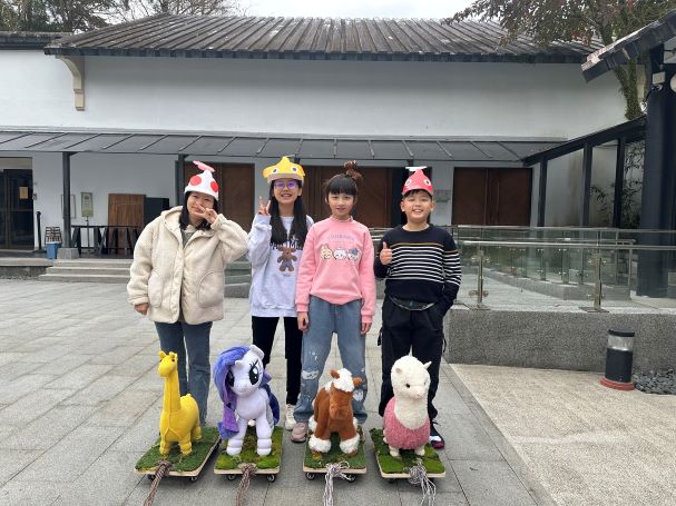 《圖說》茶博館新春期間推出老少咸宜的「茶馬古道」賽馬活動，邀請大家一同喜迎金馬年。〈文化局提供〉