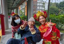 板橋榮家除夕送暖 陳桂美化身財神爺賀歲長輩笑開懷