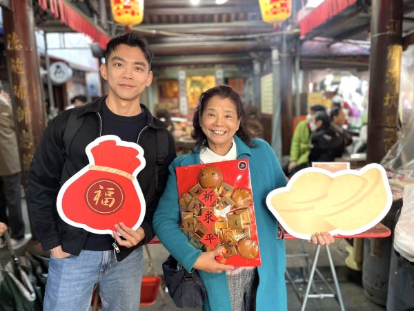 新北商圈迎新春 山海城一次玩透透 3 《圖說》深坑福德宮乞龜納福活動,象徵「幸福加馬」,為新春添喜氣。〈經發局提供〉