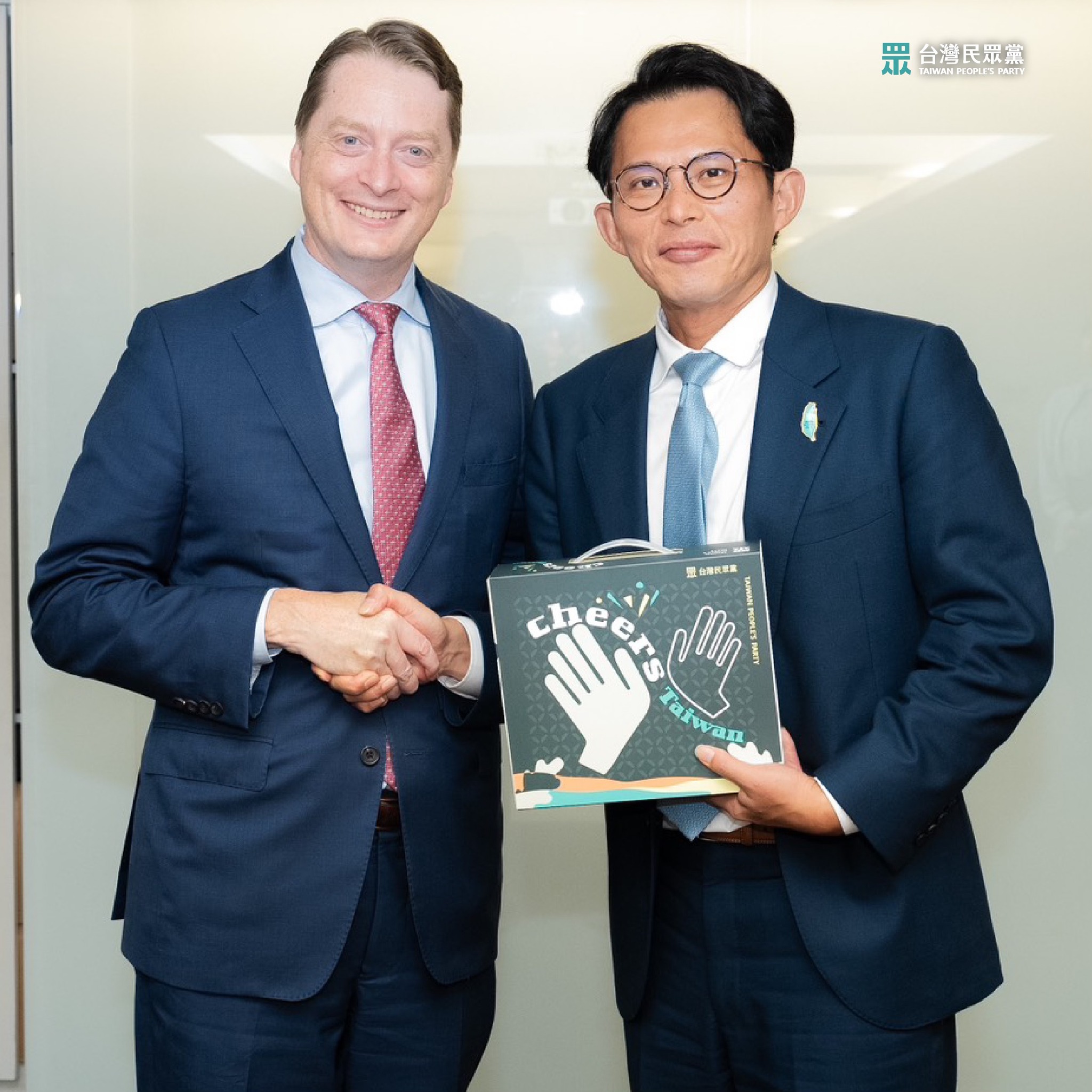 布魯金斯研究所中國問題專家何瑞恩（左）與台灣各政黨熟稔，去年8月訪台時曾拜會民眾黨主席黃國昌。圖／取自台灣民眾黨 臉書