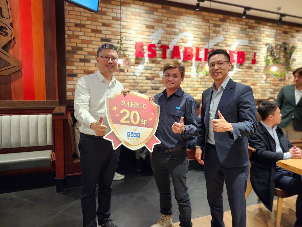 全球第二大通力電梯創台灣業績新高 宣布擴大徵才 11 %E9%80%9A%E5%8A%9B%E9%9B%BB%E6%A2%AF%E9%A0%92%E7%99%BC%E8%B3%87%E6%B7%B1%E5%93%A1%E5%B7%A5%E7%8D%8E 1024x768 1